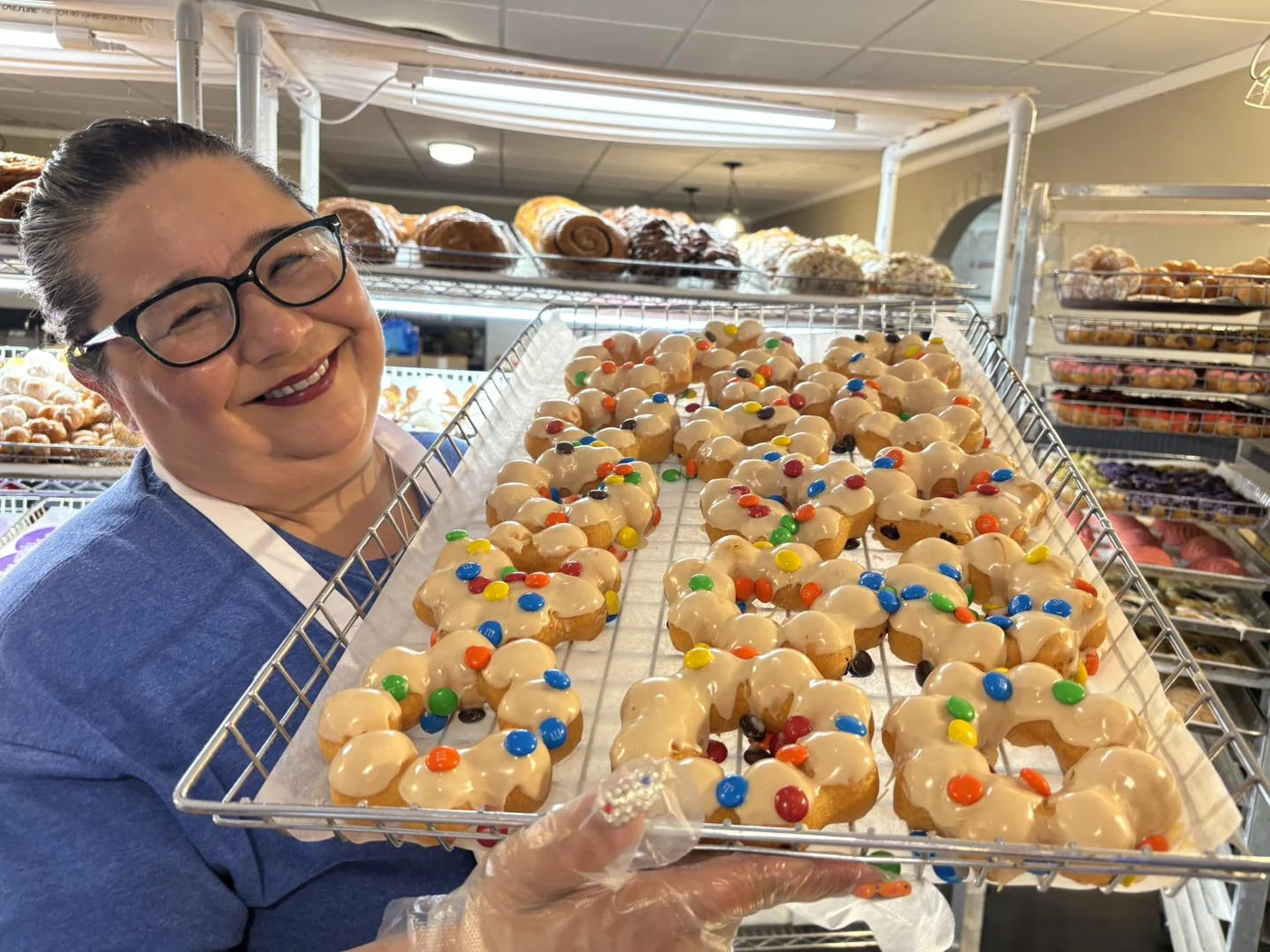 Jason’s Donuts team member holding a tray of fresh donuts